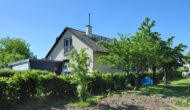 Vielseitiges Zweifamilienhaus mit Pool, separater Wohneinheit und großzügigem Grundstück - Ansicht Osten