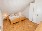 Vielseitiges Zweifamilienhaus mit Pool, separater Wohneinheit und großzügigem Grundstück - Schlafzimmer DG