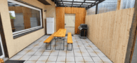 Vielseitiges Zweifamilienhaus mit Pool, separater Wohneinheit und großzügigem Grundstück - Holzterrasse EG