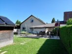 Vielseitiges Zweifamilienhaus mit Pool, separater Wohneinheit und großzügigem Grundstück - Ansicht Garten