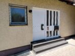 Vielseitiges Zweifamilienhaus mit Pool, separater Wohneinheit und großzügigem Grundstück - Hauseingang