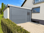 Vielseitiges Zweifamilienhaus mit Pool, separater Wohneinheit und großzügigem Grundstück - Garage